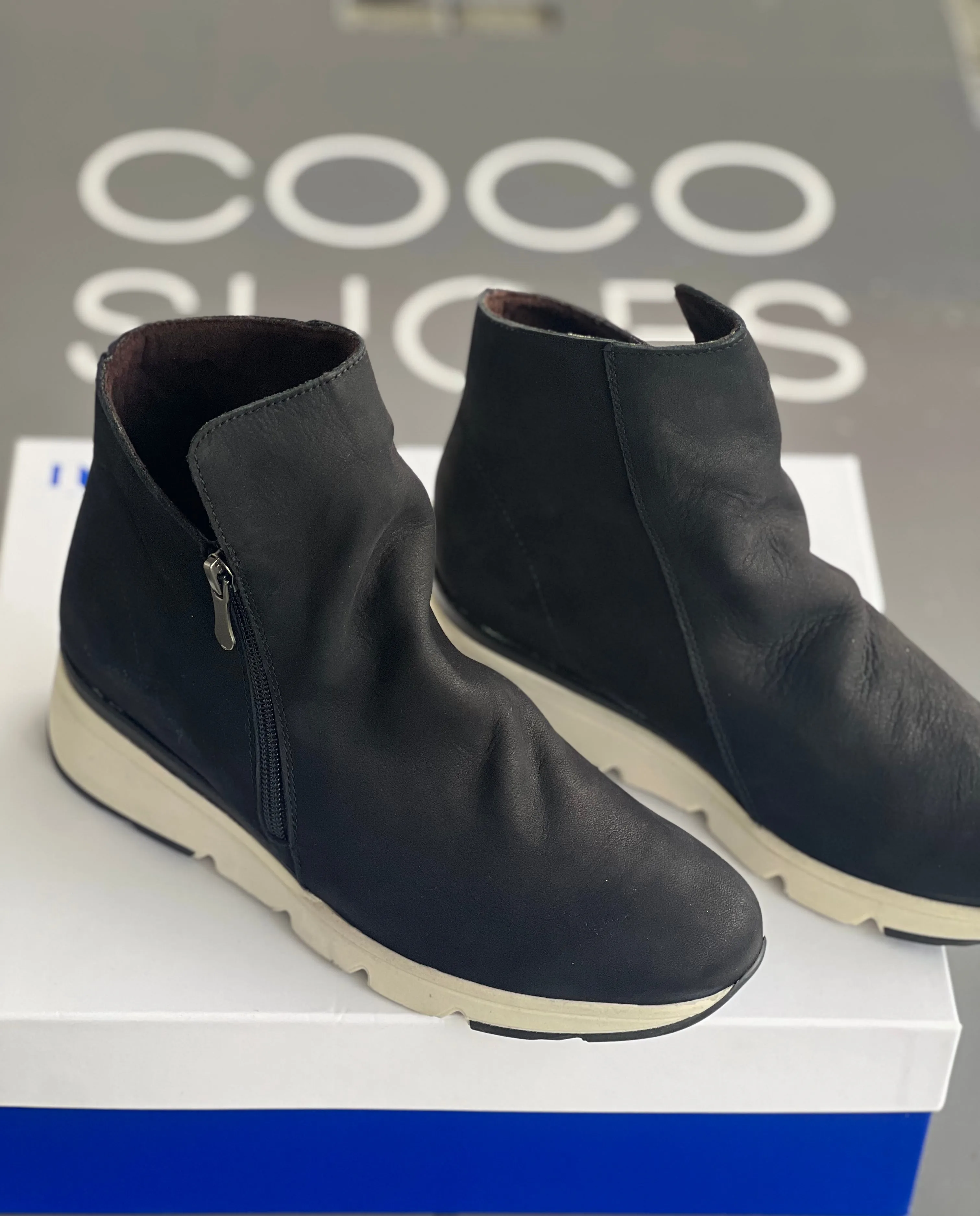 Neo Nubuck black ankle boot with white sole 20962NE