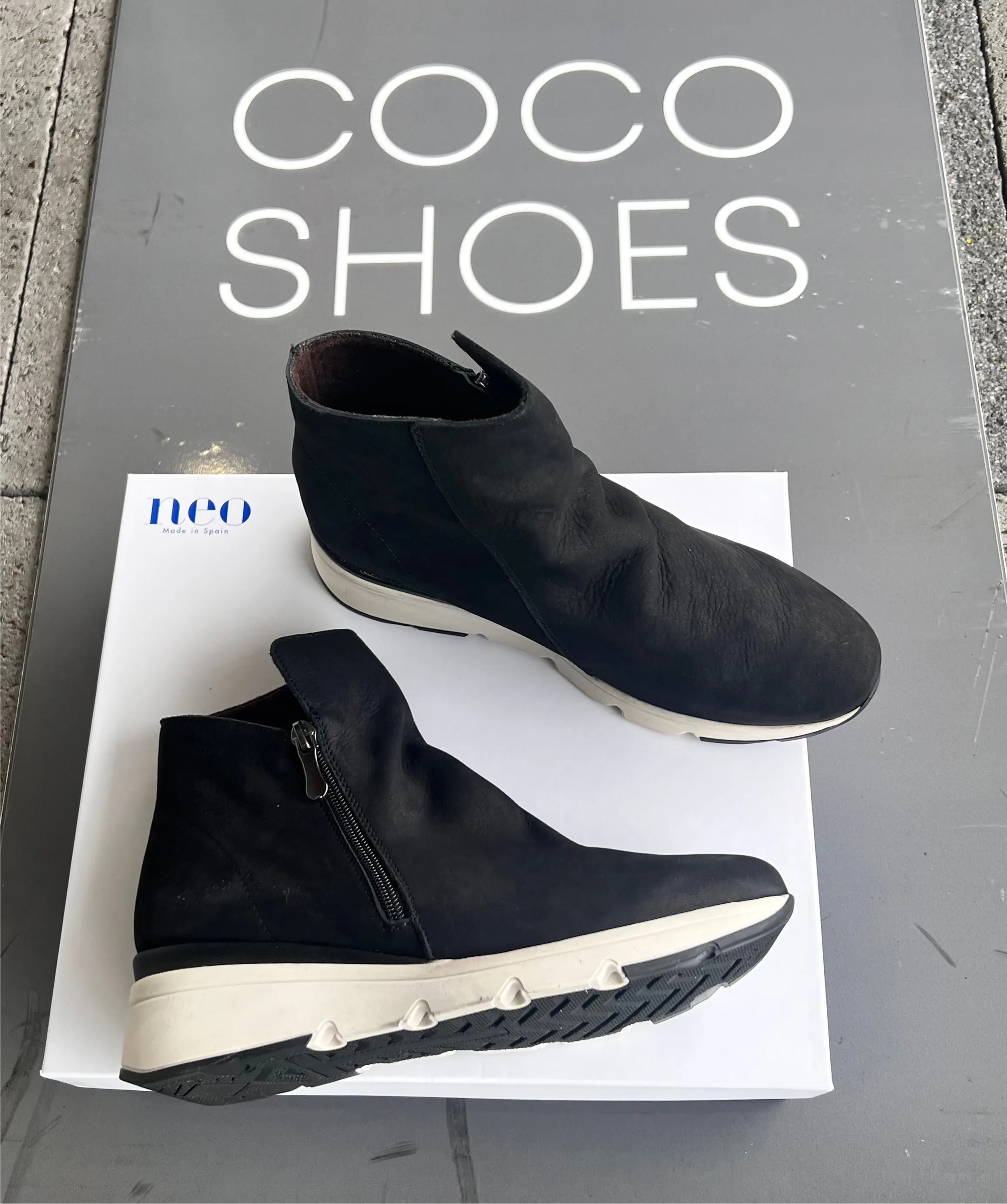 Neo Nubuck black ankle boot with white sole 20962NE