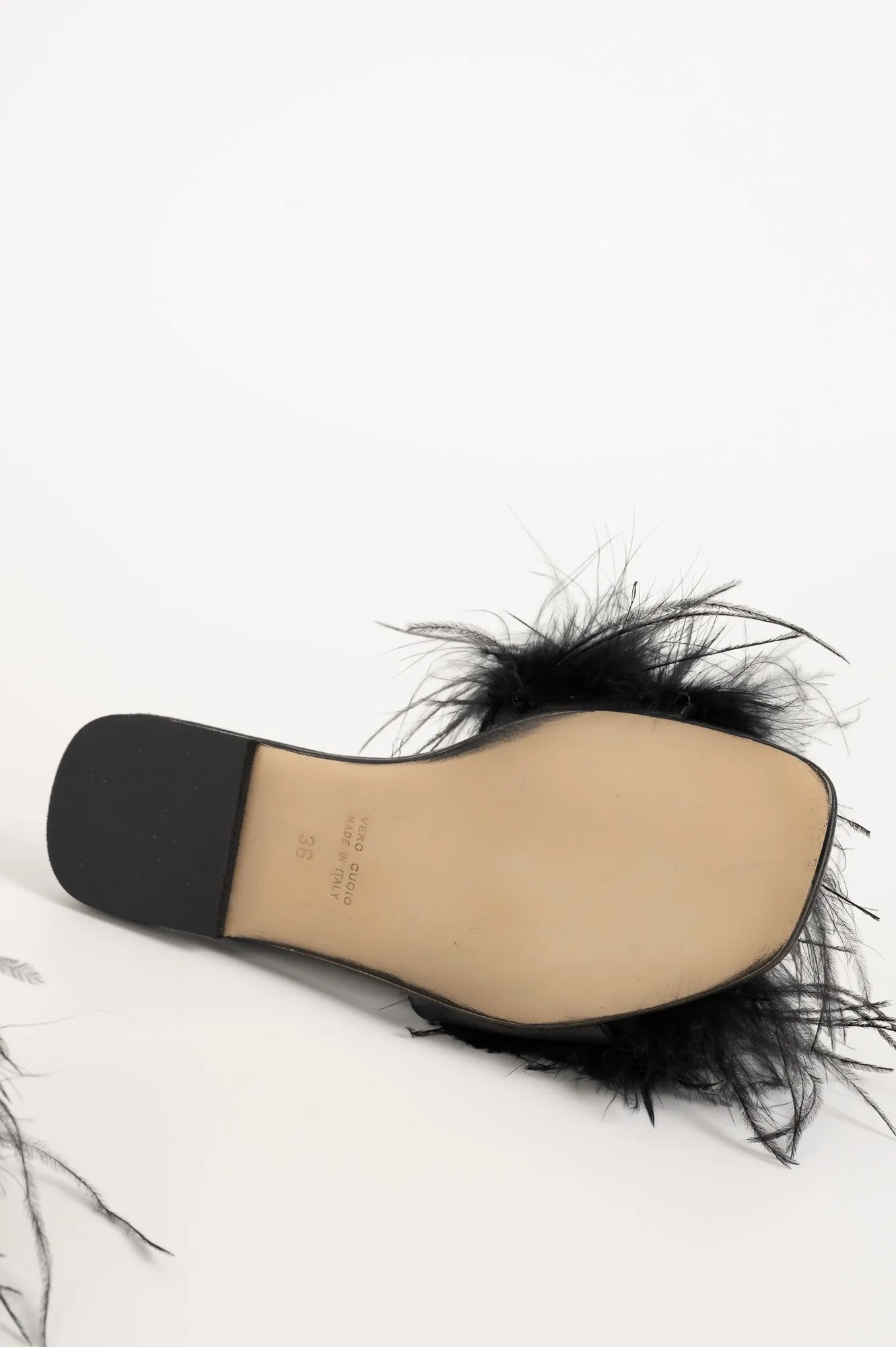 Sandal Louise 084 | Svart Skinn & Fjädrar